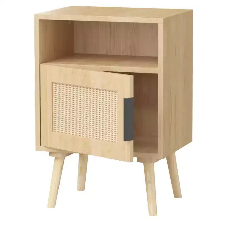 Table de chevet en bois de 58 cm de haut avec étagère ouverte et porte en rotin