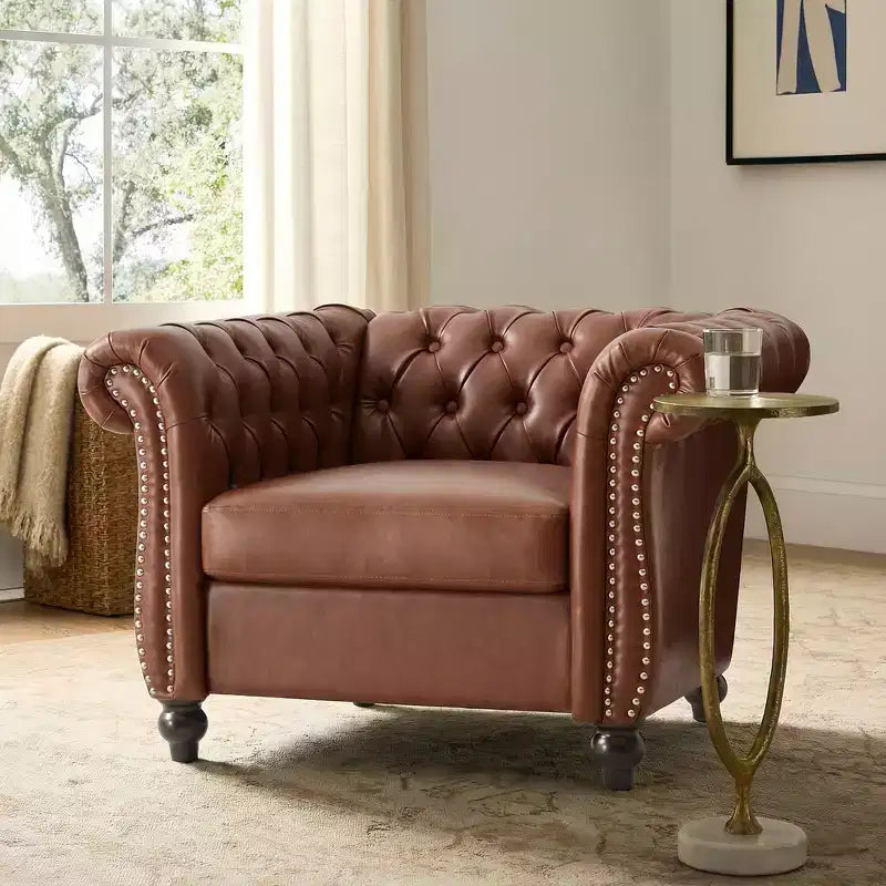 Fauteuil club Chesterfield avec accoudoirs arrondis, garniture cloutée et pieds en bois massif
