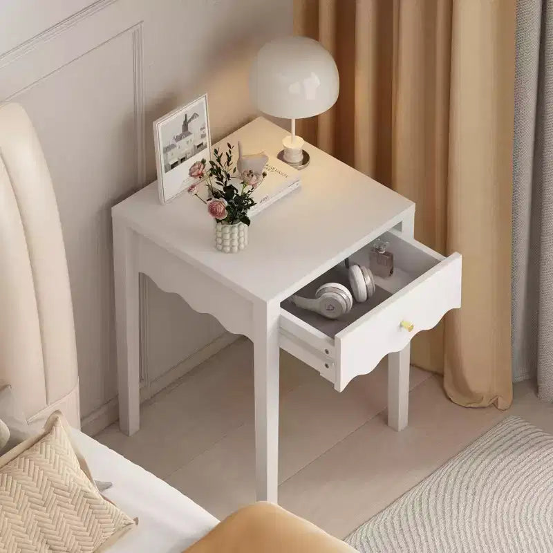 Table de chevet blanche ludique