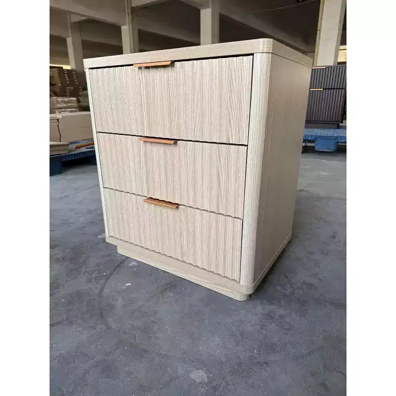 Table de chevet en bois clair avec 3 tiroirs et station de recharge pratique pour chambre à coucher