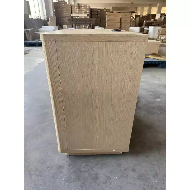 Table de chevet en bois clair avec 3 tiroirs et station de recharge pratique pour chambre à coucher